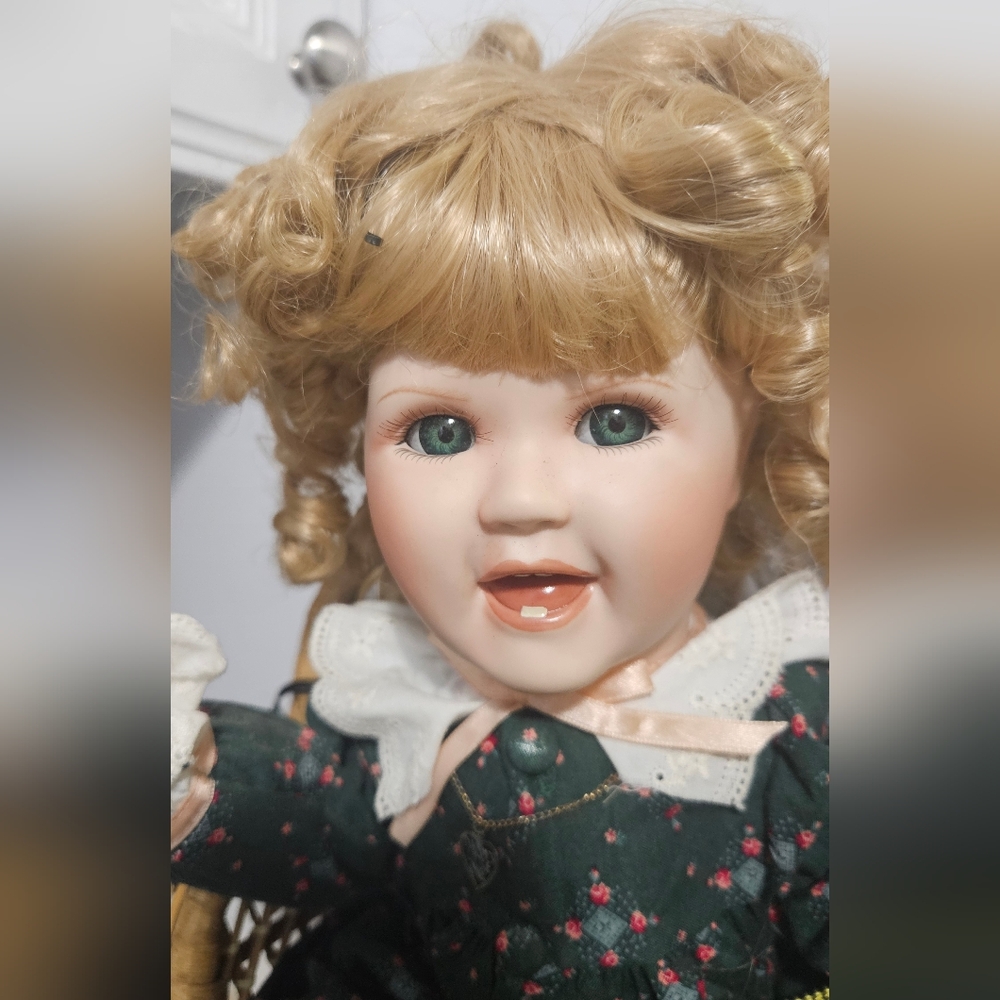 VINTAGE ~ The Hamilton Collection 'Lindsay' by Mavis Snyder #4907C - circa 1989